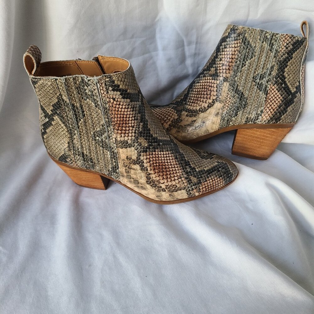 NEW! Frye and Company Details: Size 6M BOOTS